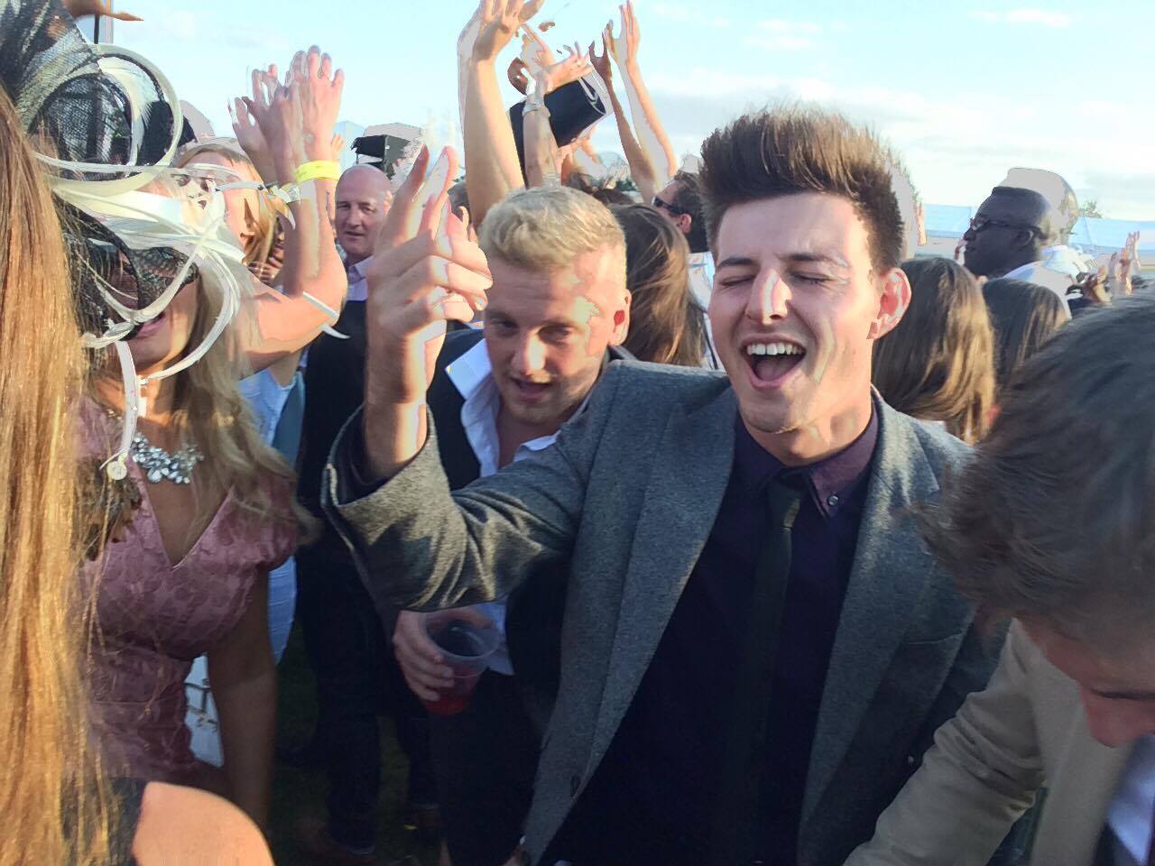 14037919_1249380515085899_1462228586_o